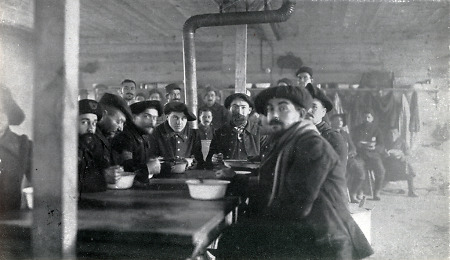 Alpenjäger beim Essen in Wetzlar, 1914-1918