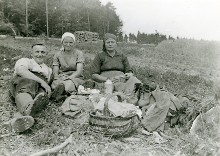 Kaffeepause bei der Kartoffelernte in Niederaula, 1950-1952