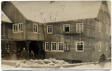 Familie vor ihrem Haus in Niederaula, 1910-1914