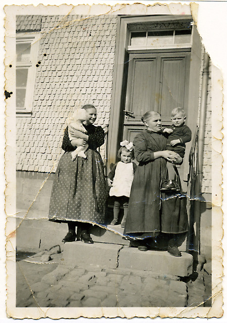 Mutter und Großmutter in Niederaula mit drei Kindern, um 1938