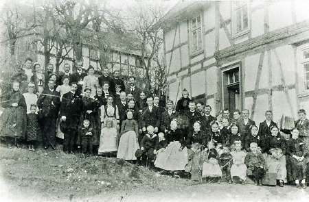 Hochzeitsgesellschaft in Niederaula, 1901