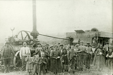 Pause bei der Dreschmaschine in Niederaula, um 1910