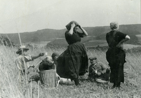 Familie aus Niederaula bei einer Pause während der Feldarbeit, 1940-1944