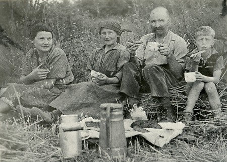 Familie „im Wisges“ bei Niederaula bei der Kornernte, um 1940