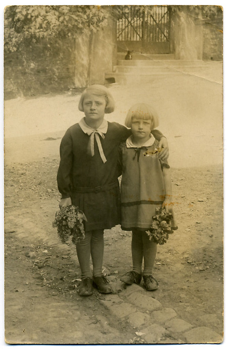 Zwei Schwestern aus Brandoberndorf, um 1930