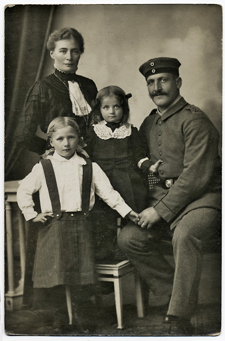 Atelieraufnahme einer Familie aus Brandoberndorf, 1914-1918