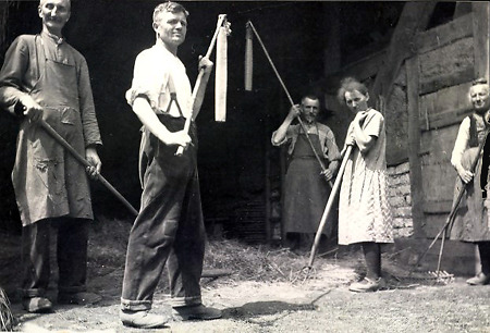 Dreschen mit Dreschflegel in Brandoberndorf, 1935