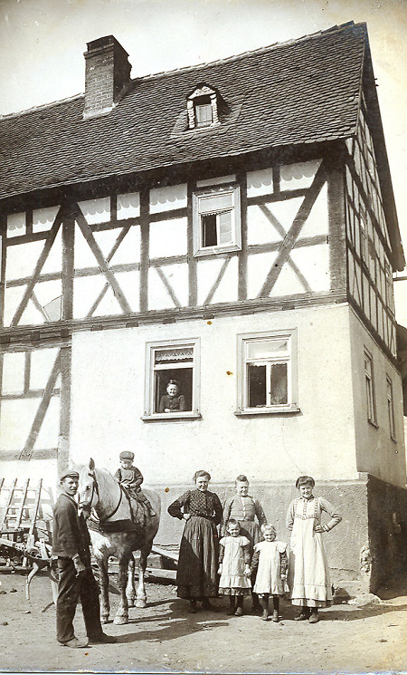 Familie vor ihrem Haus in Brandoberndorf, um 1920