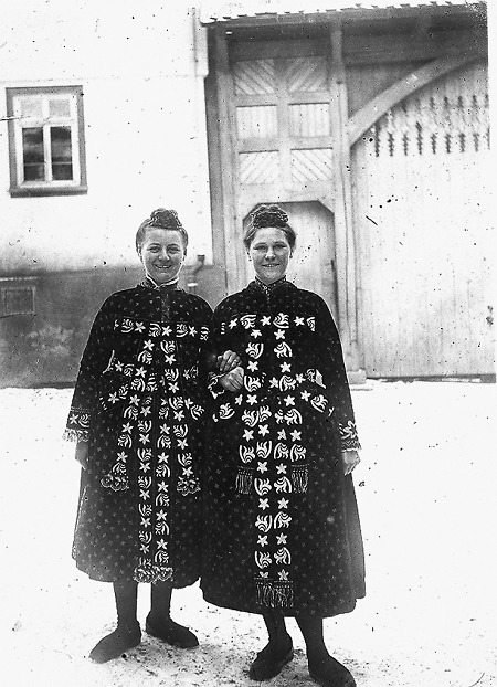 Zwei Frauen in Hüttenberger Tracht, undatiert