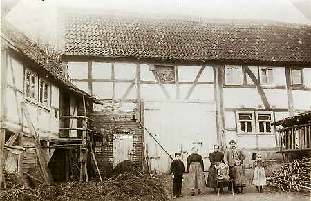 Stellmacher-Familie vor ihrem Haus in Hattenbach, um 1915
