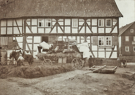 Brautwagen vor einer Hofraite in Hattenbach, 1904