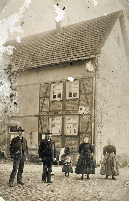 Der Bürgermeister von Hattenbach mit Familie vor dem Haus, 1913