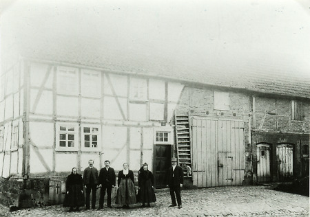 Familie vor ihrem Haus in Hattenbach, um 1911
