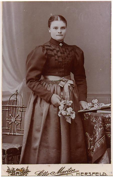 Junge Frau aus Hattenbach, um 1907