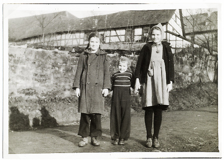 Mädchen aus Hattenbach vor der Kirchhofsmauer, 1944