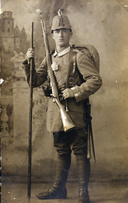 Soldat aus Hattenbach in Felduniform während des Ersten Weltkriegs vor dem Einrücken an die Front, 1914-1918