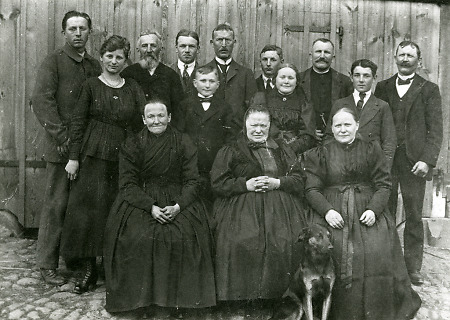 Konfirmand mit Familie in Kerspenhausen, um 1920