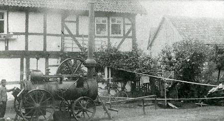 Dampfmaschine einer Dreschmaschine in Kerspenhausen, um 1920?