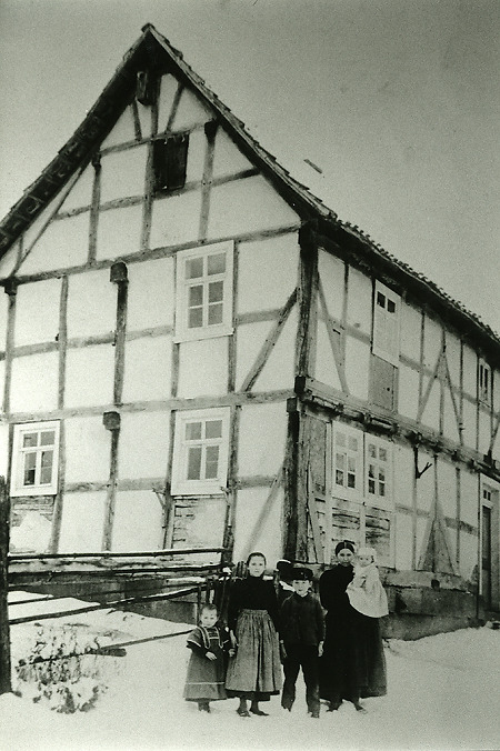 Mutter mit vier Kindern vor einem Haus in Kerspenhausen (?), um 1918