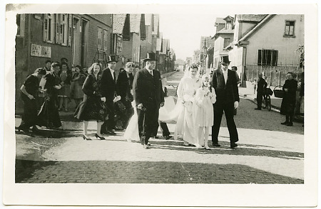 Brautpaar aus Groß-Zimmern auf dem Weg zur Kirche, Mai 1948