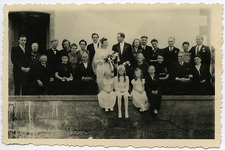 Hochzeitsgesellschaft in Groß-Zimmern, Mai 1948