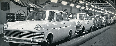 Fertigmontage im Opelwerk Rüsselsheim, um 1961