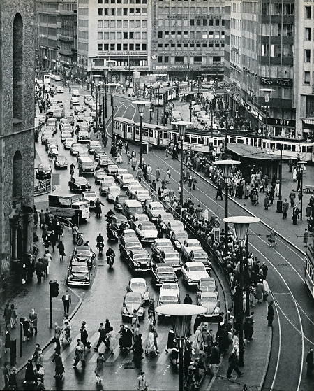 Starker Autoverkehr an der Frankfurter Hauptwache, um 1961