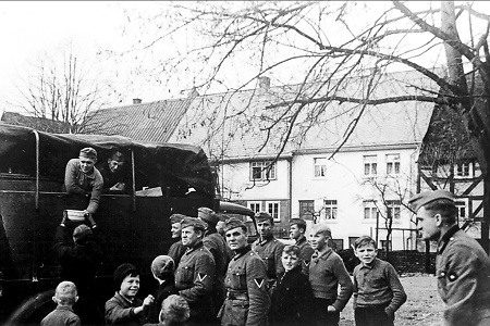 Wehrmachtssoldaten bei der Essensausgabe in Offdilln, 1939