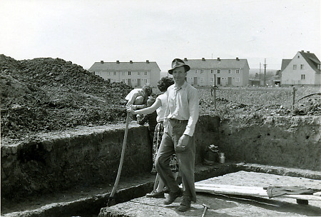 Fritzlarer Familie in der Baugrube ihres zukünftigen Hauses, 1955