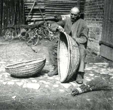 Der Günsteroder Köhler beim Flechten der Köhlerwanne, um 1938