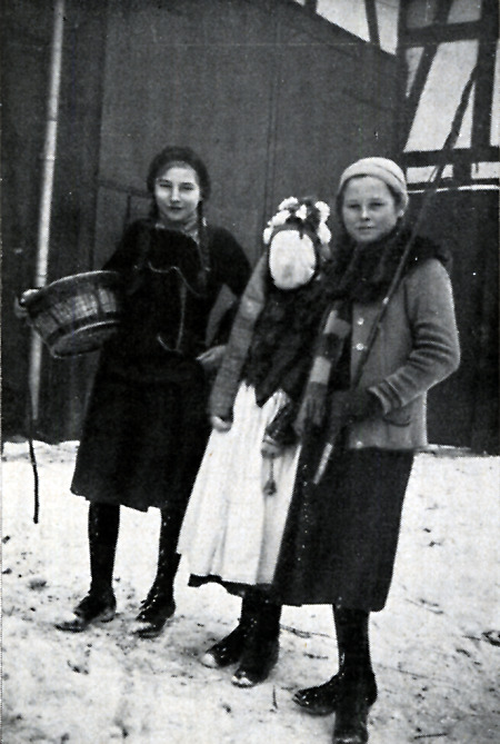 Das „Christkind“ und zwei Begleiterinnen in Obereisenhausen, 1935/36