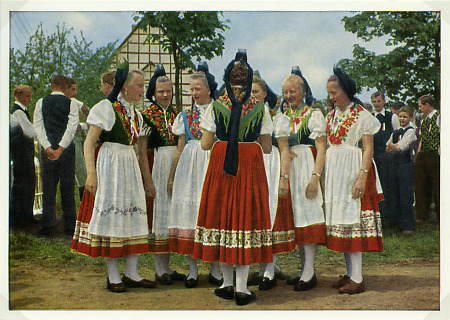 Junge Frauen in Marburger Evangelischer Tracht, um 1964