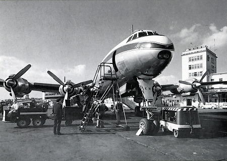 Flugzeugabfertigung auf dem Frankfurter Flughafen, um 1957