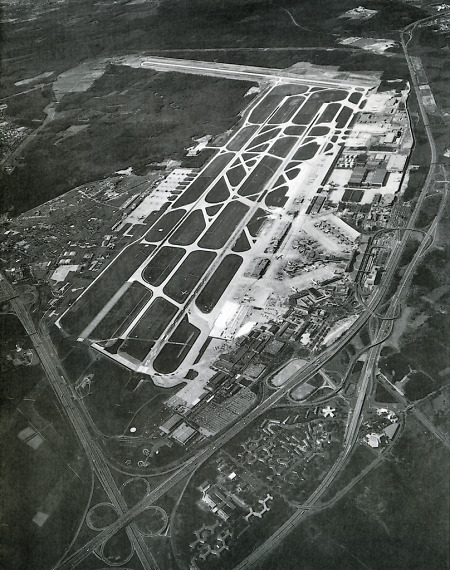 Luftansicht des Frankfurter Flughafens, um 1984