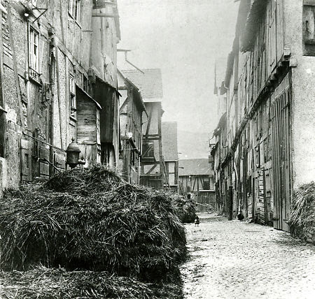 Die Gasse „Hinter der Mauer“ in Herborn, 1896
