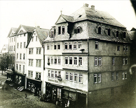 Häusergruppe am Herborner Marktplatz, 1885