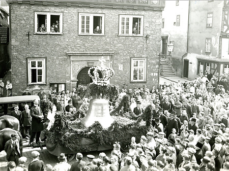 Feierliche Einholung der neuen großen Glocke vor dem Herborner Rathaus, 1926