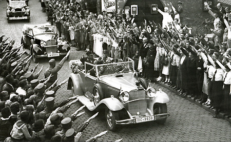 Hermann Göring bei der Durchfahrt durch Herborn (Ausschnitt), 1934