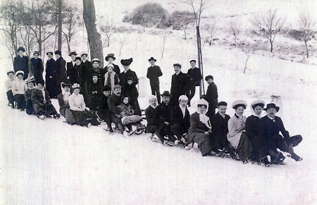 Personengruppe beim Schlittenfahren am Herborner Blitzweg, 1907