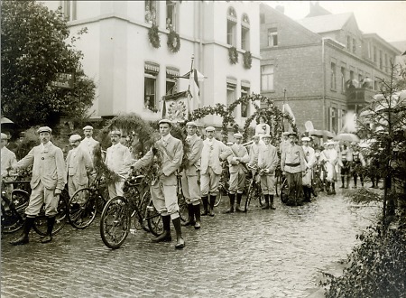Gruppe der Radfahrer beim Festzug anlässlich des Landwirtschaftlichen Festes in Herborn, 1909