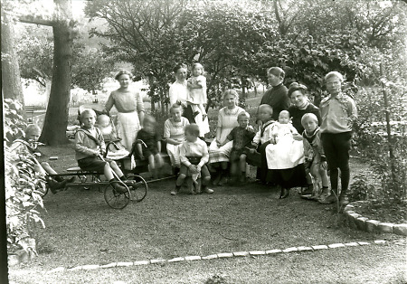 Frauen und Kinder, vermutlich aus Herborn, um 1900