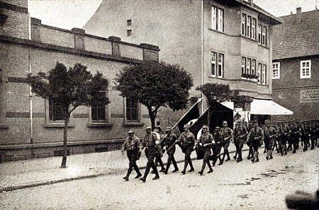SA-Sturmbann I/30 aus Korbach auf dem Marsch zum Reichsparteitag in Nürnberg, 1929