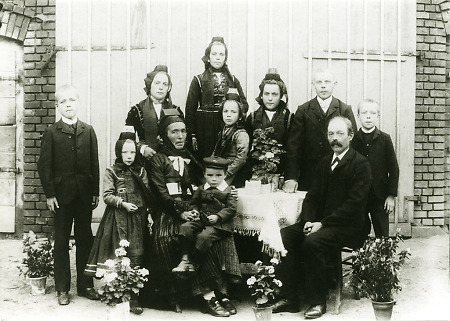 Kleinbäuerliche Familie in Weidenhausen, 1913