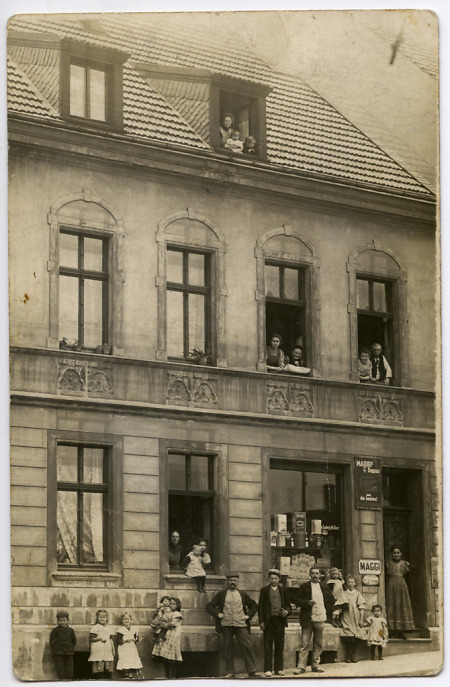 Drei Wanderarbeiter aus Wommelshausen vor ihrem Schlafquartier, 1912
