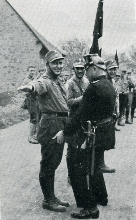 SA-Männer bei der Kontrolle durch einen Polizisten in Gießen, 1931