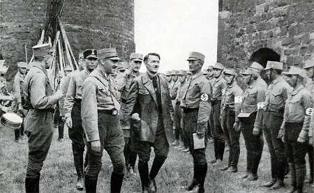 Gauleiter Gemeinder bei einer SA-Veranstaltung auf Burg Münzenberg, 1931