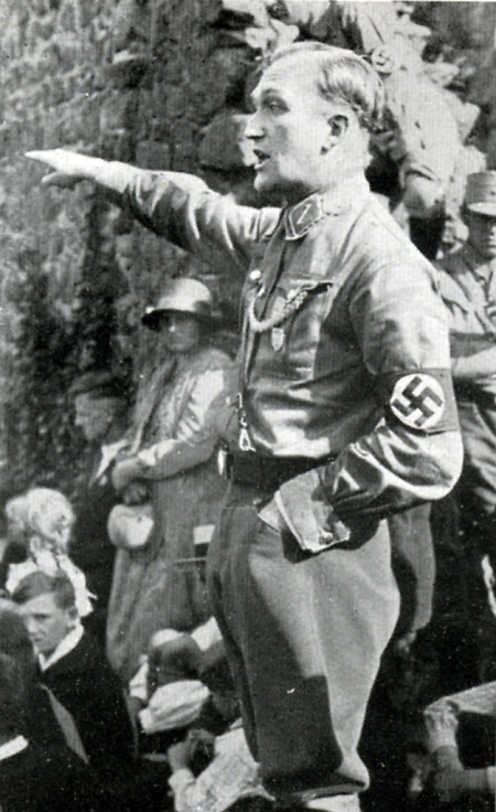 Bernhard Graf zu Solms-Laubach bei einer Rede auf Burg Münzenberg, 1931