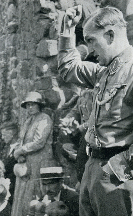 Bernhard Graf zu Solms bei einer Rede auf Burg Münzenberg, 1931