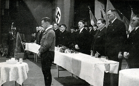 Gedenken auf einer Veranstaltung mit Adolf Hitler in Darmstadt, Herbst 1931