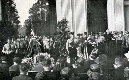 Wilhelm Frick spricht auf der Beerdigung von Peter Gemeinder in Darmstadt, 1931